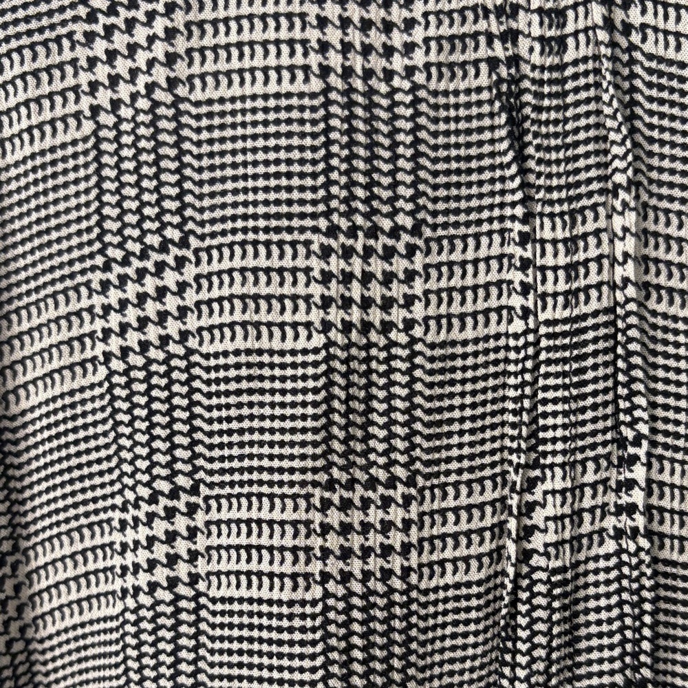 Black and White Plaid Button-Up Shirt - Picture 4 of 5